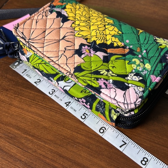NWT Vera Bradley All-in-One Crosbody/Wristlet and Purse - Picture 8 of 12